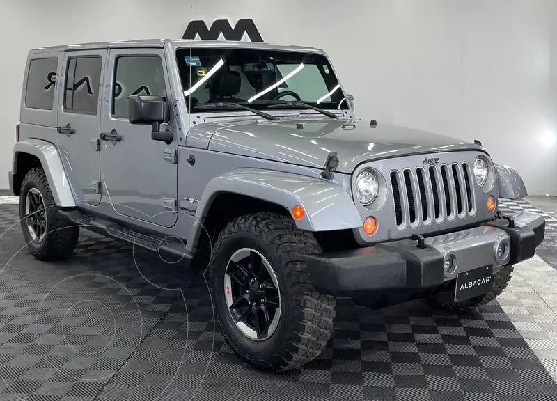 Foto Jeep Wrangler JK Sahara 4x4 3.6L Aut usado (2018) color plateado precio $619,999