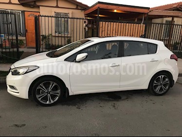 foto Kia Cerato 5 1.6L SX 6MT usado (2015) color Blanco precio $7.500.000