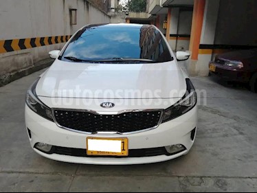 foto KIA Cerato Pro 1.6L Aut usado (2017) color Blanco precio $36.000.000