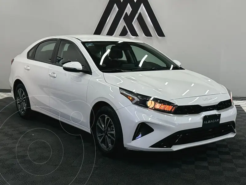 Foto Kia Forte Sedan 2.0L LX usado (2022) color Blanco precio $279,999