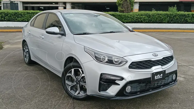 Foto Kia Forte Sedan LX Aut usado (2021) color plateado precio $269,800
