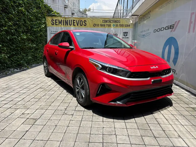 Foto Kia Forte Sedan 2.0L LX usado (2023) color Rojo precio $318,000