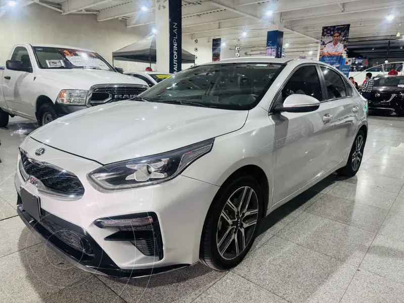 Foto Kia Forte Sedan EX Aut usado (2019) color Plata precio $240,000