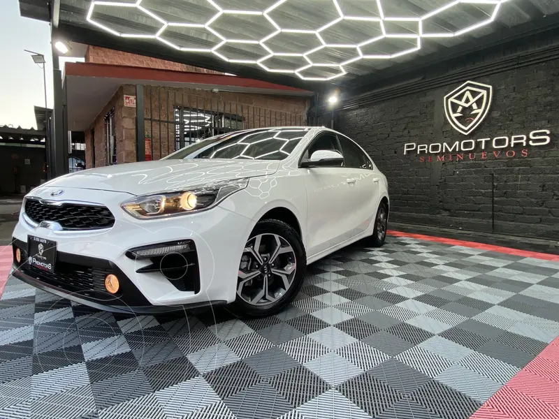 Foto Kia Forte Sedan 2.0L LX Aut usado (2021) color Blanco precio $244,900