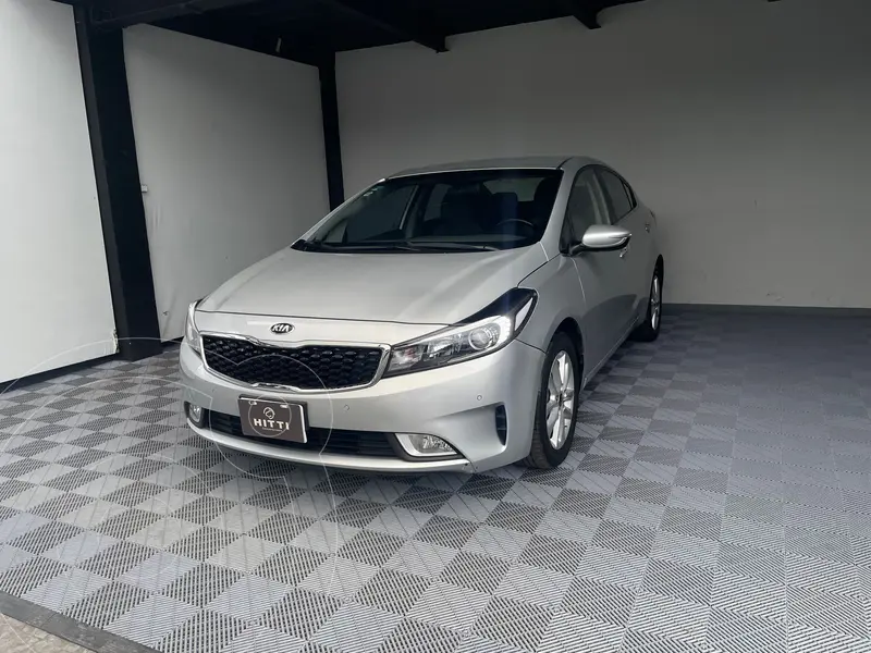 Foto Kia Forte Sedan EX usado (2018) color plateado precio $208,000