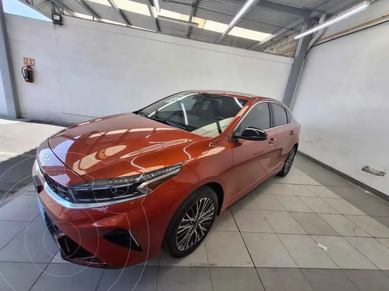 Foto Kia Forte Sedan 1.6L GT Aut usado (2023) color Naranja precio $380,000