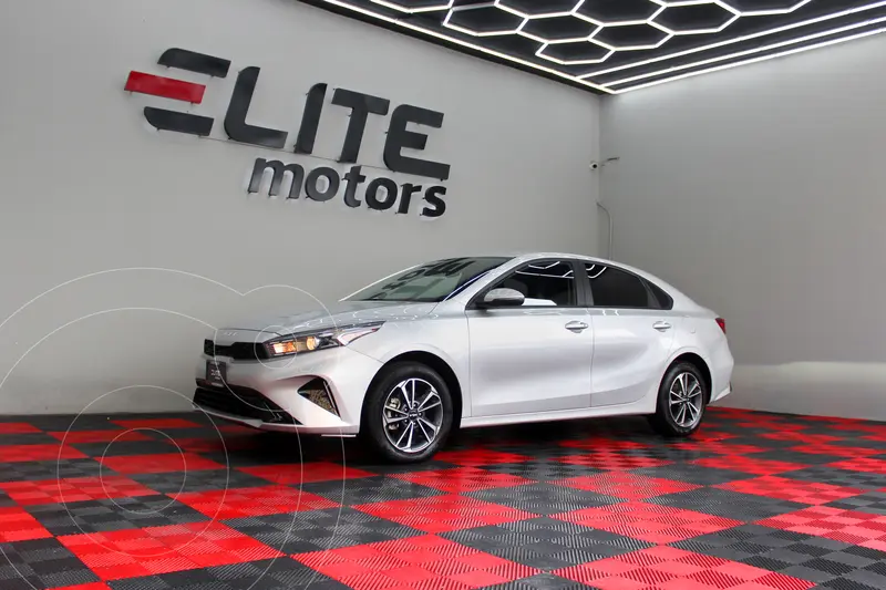 Foto Kia Forte Sedan 2.0L LX usado (2023) color Plata precio $324,900