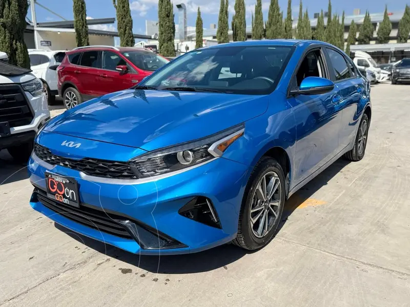 Foto Kia Forte Sedan 2.0L LX usado (2023) color Azul financiado en mensualidades(enganche $92,378 mensualidades desde $7,064)