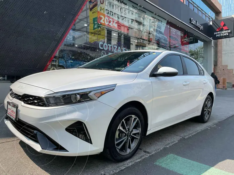 Foto Kia Forte Sedan 2.0L LX usado (2022) color Blanco financiado en mensualidades(enganche $60,256 mensualidades desde $5,750)