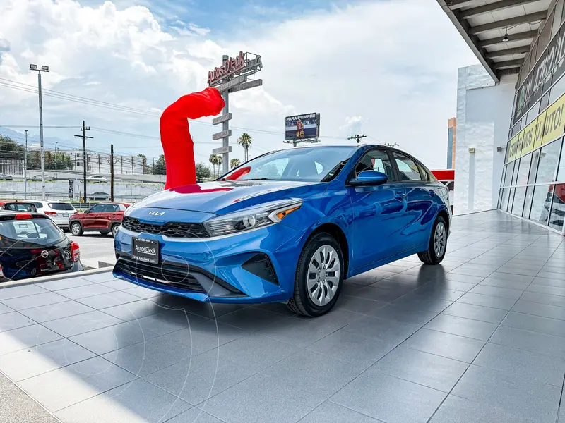 Foto Kia Forte Sedan 2.0L LX usado (2023) color Azul precio $309,000