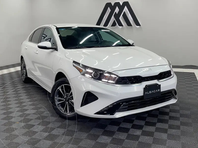 Foto Kia Forte Sedan 2.0L EX Aut usado (2023) color Blanco precio $349,999