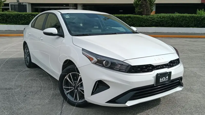 Foto Kia Forte Sedan 2.0L LX usado (2024) color Blanco precio $369,800