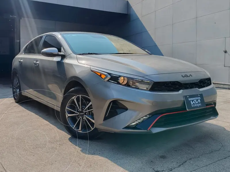 Foto Kia Forte Sedan 2.0L EX Aut usado (2023) color Gris precio $327,900