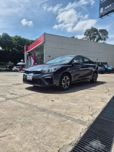 Foto Kia Forte Sedan EX Aut usado (2020) color Gris precio $269,000