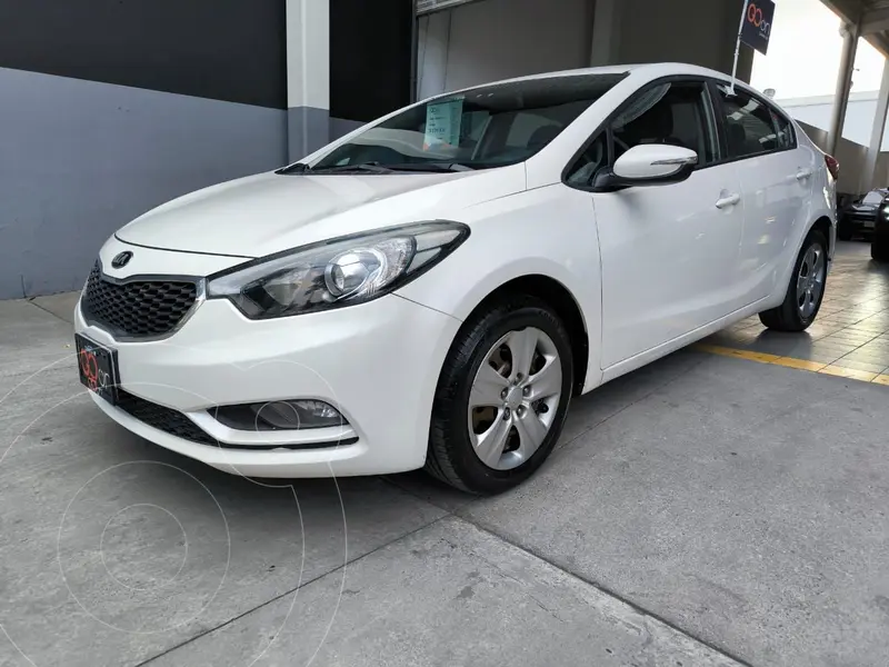 Foto Kia Forte Sedan LX Aut usado (2016) color Blanco precio $185,000
