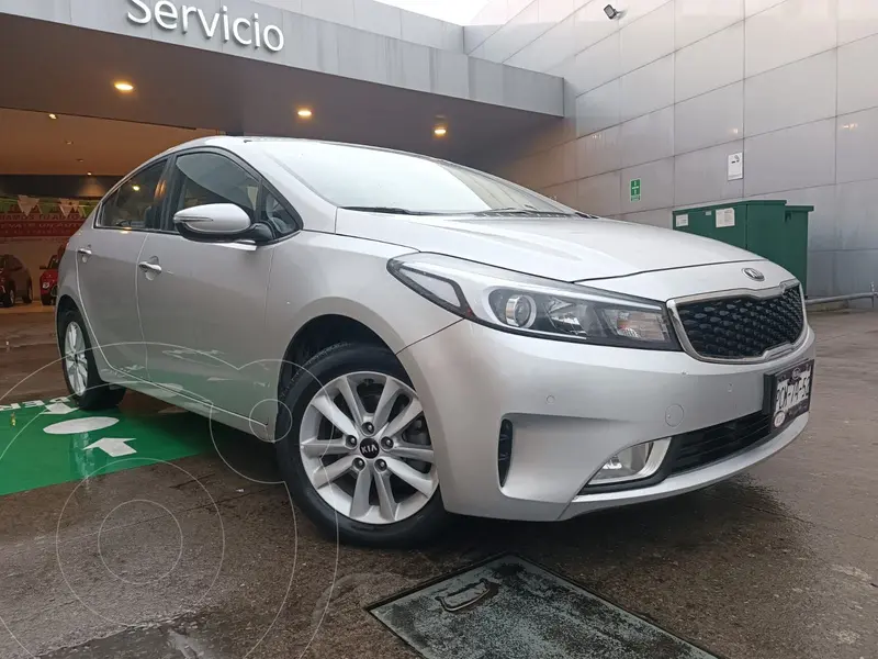 Kia Forte Sedán EX Aut usado (2017) color plateado precio $225,000