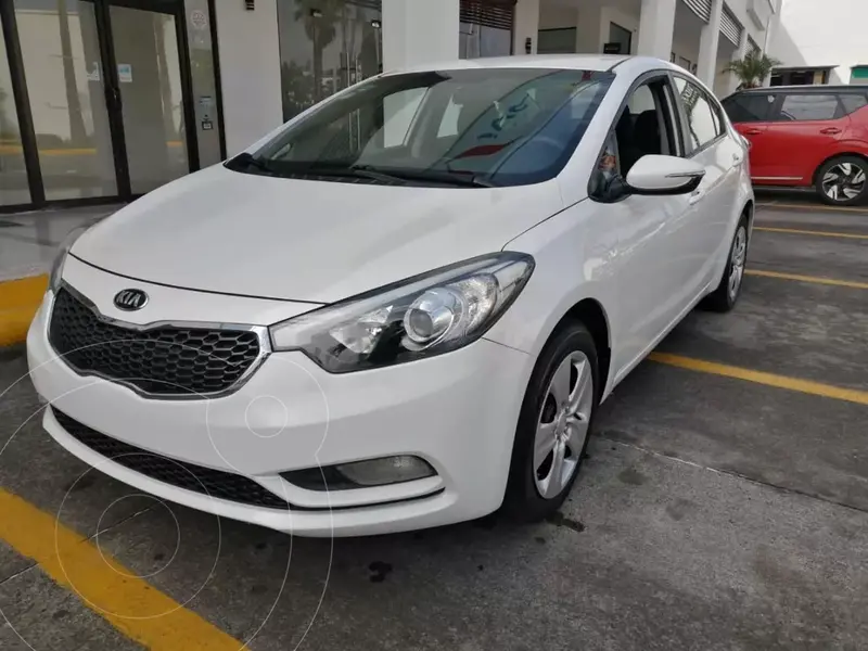Foto Kia Forte Sedan LX Aut usado (2016) color Blanco Perla precio $192,000