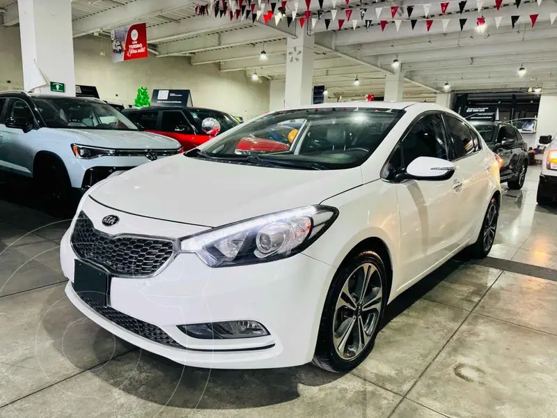 Foto Kia Forte Sedan SX Aut usado (2016) color Blanco precio $169,000