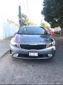 Foto venta Auto Seminuevo Kia Forte EX Aut (2018) color Gris Metalico precio $265,000