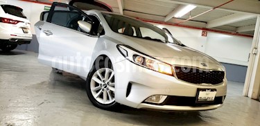 foto Kia Forte HB EX usado (2018) color Plata precio $245,000