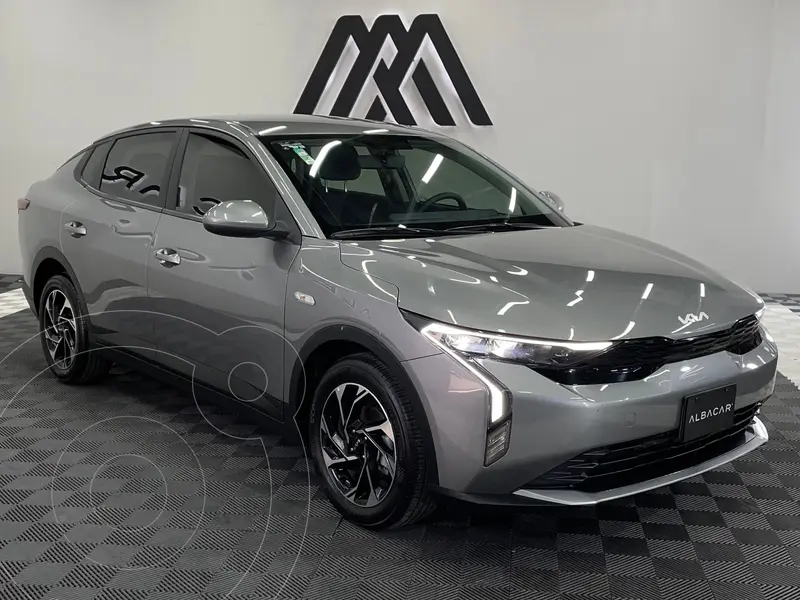 Foto Kia K3 EX Aut usado (2024) color Gris precio $369,999