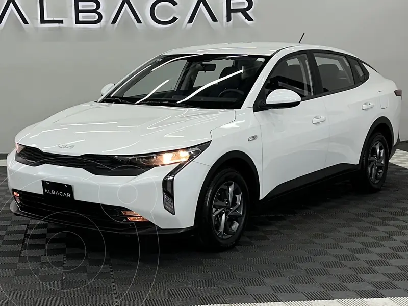 Foto Kia K3 LX Aut usado (2024) color Blanco precio $295,999