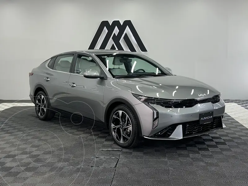Foto Kia K3 GT Line usado (2024) color Gris precio $379,999