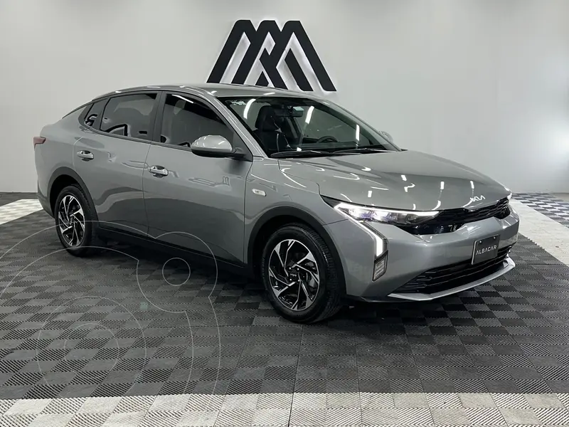 Foto Kia K3 EX Aut usado (2024) color Gris precio $297,999