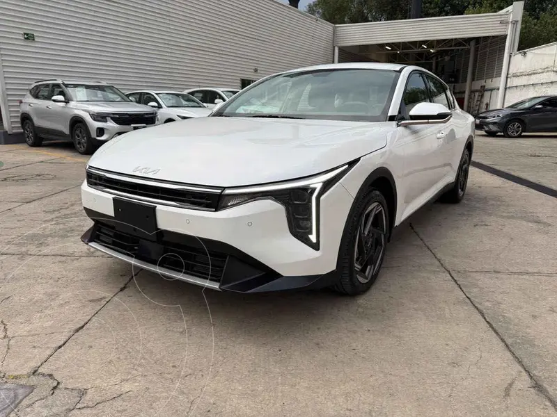 Foto Kia K4 Sedan EX Aut usado (2025) color Blanco precio $450,000