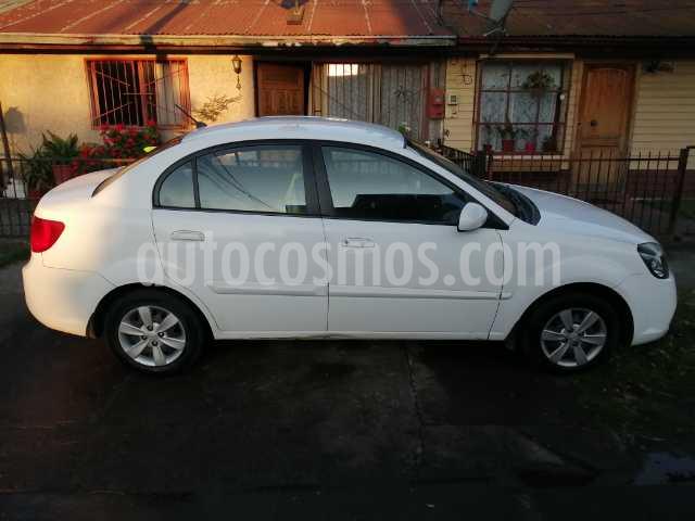 foto Kia Rio 4 EX 1.4L usado (2011) color Blanco precio $4.500.000