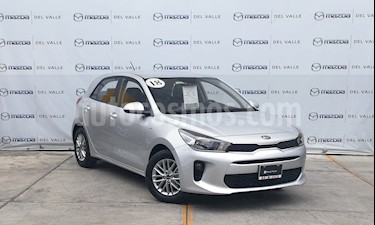 foto Kia Rio Hatchback LX usado (2018) color Plata precio $209,000
