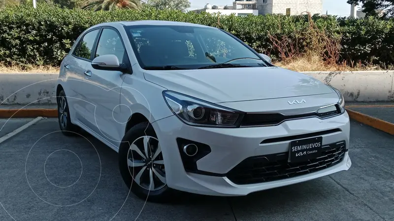 Foto Kia Rio Hatchback EX Pack Aut usado (2023) color Blanco financiado en mensualidades(enganche $66,074 mensualidades desde $7,603)