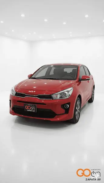 Foto Kia Rio Hatchback EX usado (2022) color KIAFIERYRED precio $285,000