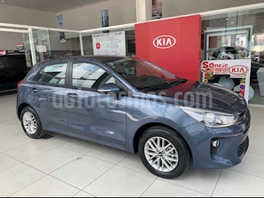 foto Kia Rio Hatchback EX usado (2018) color Azul precio $245,000