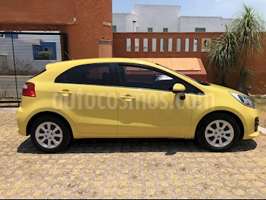foto Kia Rio Hatchback LX usado (2017) color Amarillo precio $140,000