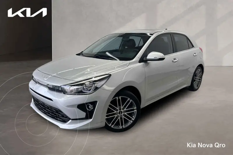 Foto Kia Rio Hatchback EX Pack Aut usado (2023) color Plata precio $330,000