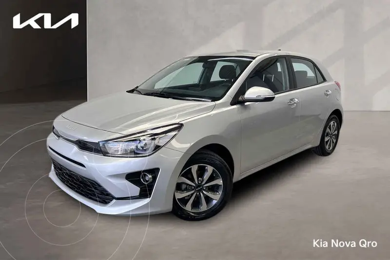 Foto Kia Rio Hatchback EX Aut usado (2023) color Plata financiado en mensualidades(enganche $86,928 mensualidades desde $7,462)