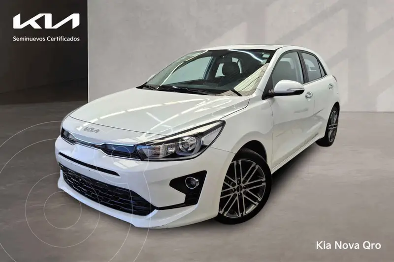 Foto Kia Rio Hatchback EX Pack Aut usado (2023) color Blanco financiado en mensualidades(enganche $89,652 mensualidades desde $7,696)