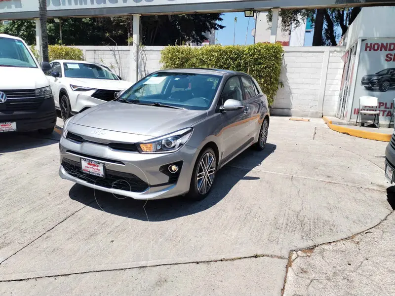 Foto Kia Rio Hatchback EX Pack Aut usado (2023) color Gris precio $278,000