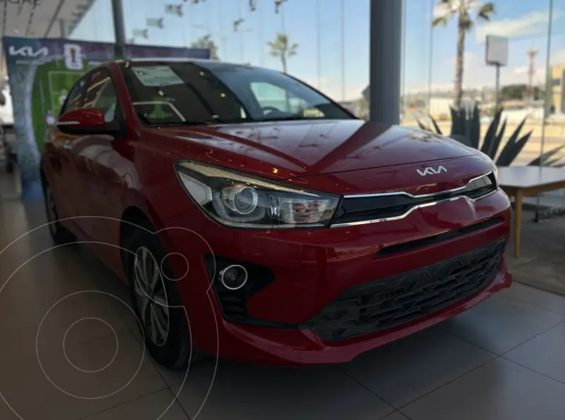 Foto Kia Rio Hatchback EX usado (2023) color Rojo Encendido precio $290,000