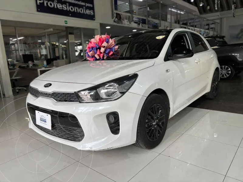 Foto Kia Rio Hatchback LX Aut usado (2020) color Blanco financiado en mensualidades(enganche $64,854 mensualidades desde $4,961)