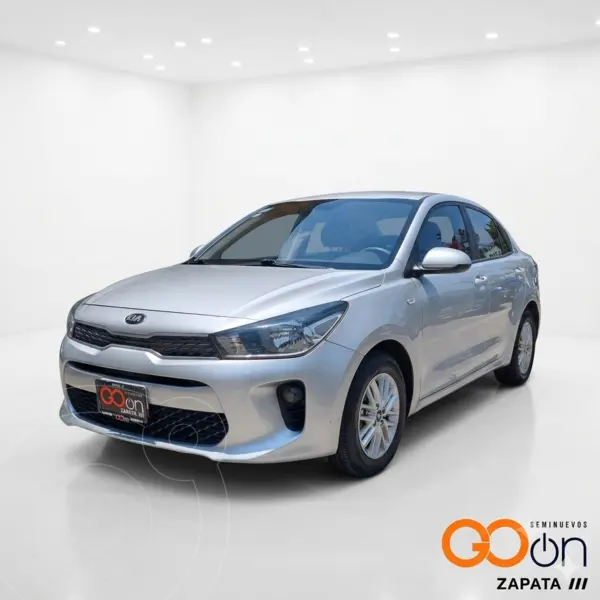 Foto Kia Rio Hatchback LX usado (2020) color KIALSILKY SILVER precio $220,000