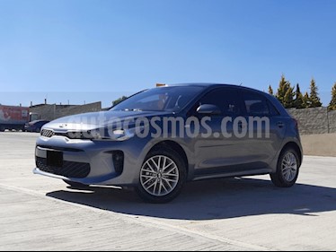 Kia Rio Hatchback LX usado (2019) color Gris Urbano precio $235,000