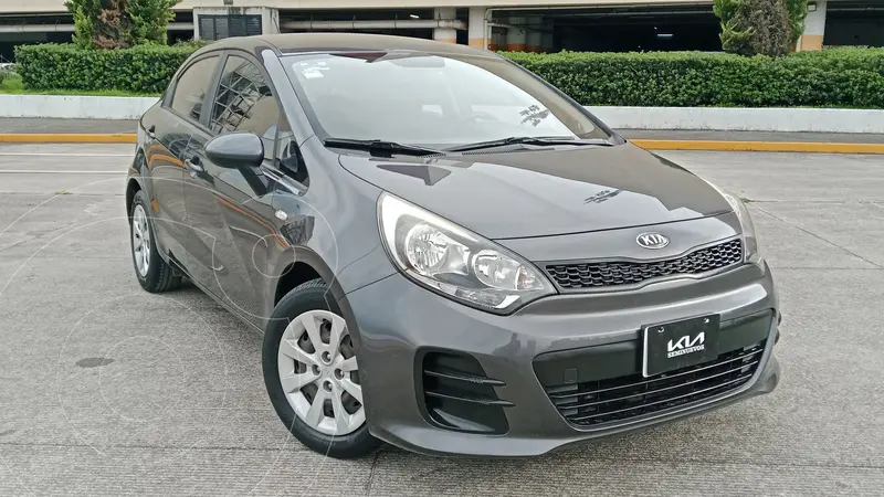 Foto Kia Rio Hatchback LX usado (2017) color Gris Oscuro precio $189,800