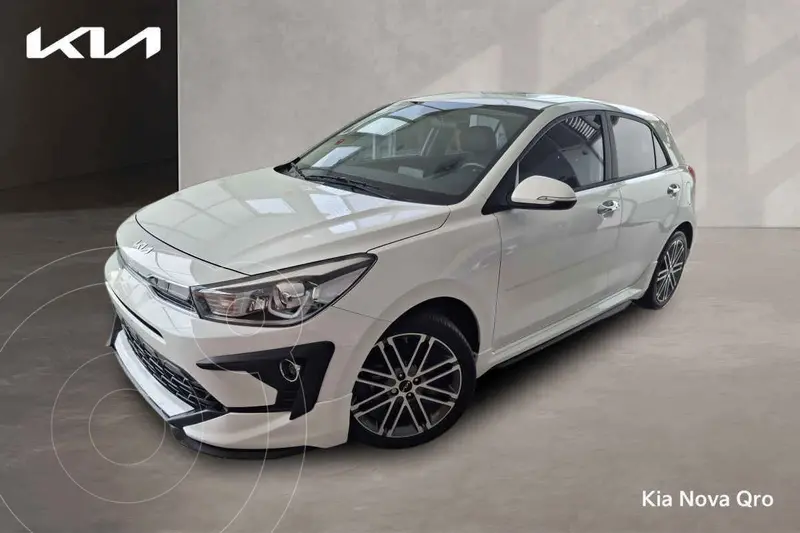 Foto Kia Rio Hatchback S Pack usado (2023) color Blanco financiado en mensualidades(enganche $91,288 mensualidades desde $7,836)