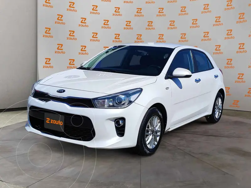 Foto Kia Rio Hatchback EX Aut usado (2019) color Blanco financiado en mensualidades(enganche $61,558 mensualidades desde $4,709)