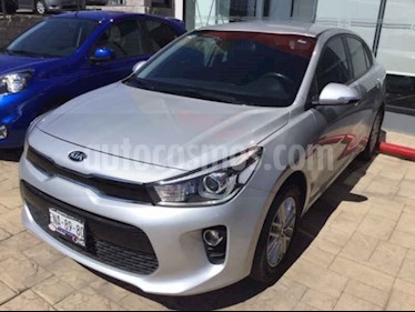 Foto venta Auto usado Kia Rio Sedan EX Aut (2018) color Plata precio $248,000
