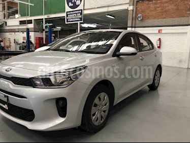 Foto venta Auto usado Kia Rio Sedan LX Aut (2018) color Plata precio $178,000