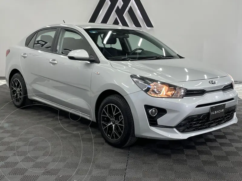 Foto Kia Rio Sedan L Aut usado (2021) color plateado precio $229,999