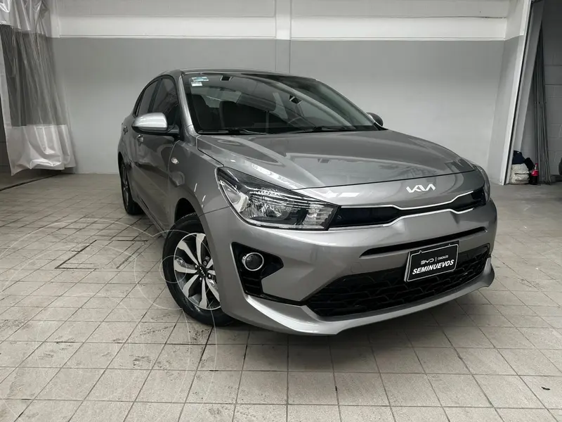 Foto Kia Rio Sedan LX Aut usado (2022) color Gris precio $259,800